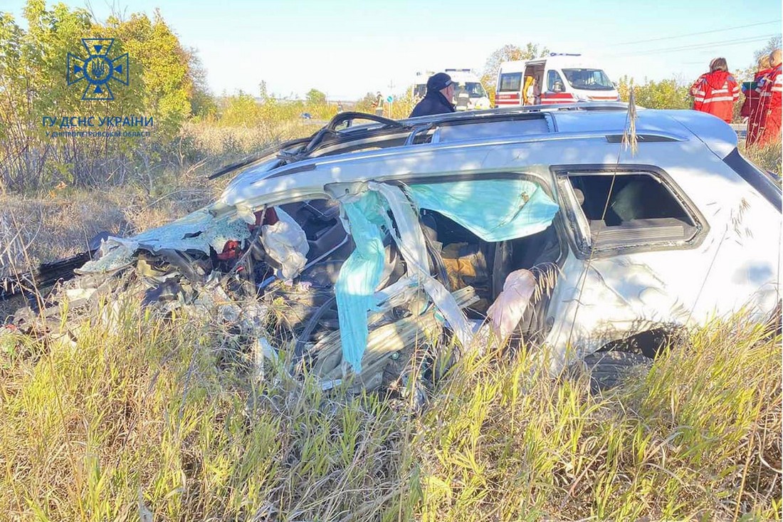 На трасі Дніпро-Запоріжжя сталася смертельна ДТП: загинули обидва водії, є постраждалі (фото)
