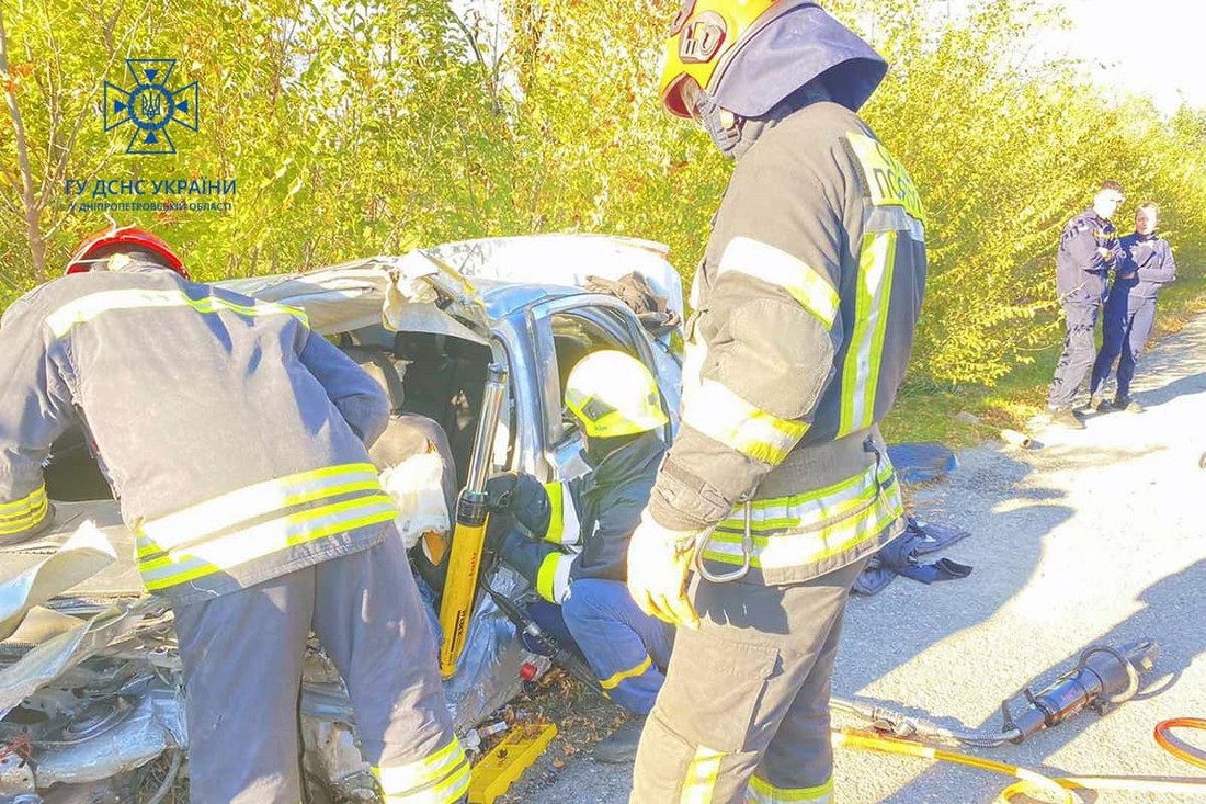 На трасі Дніпро-Запоріжжя сталася смертельна ДТП: загинули обидва водії, є постраждалі (фото)