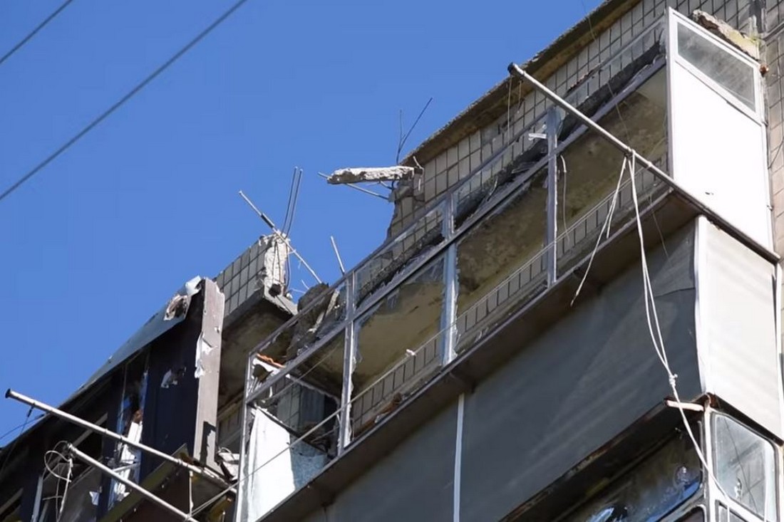 У Нікополі внаслідок обстрілів пошкоджено 40 дахів багатоповерхівок: як проходить їх відновлення