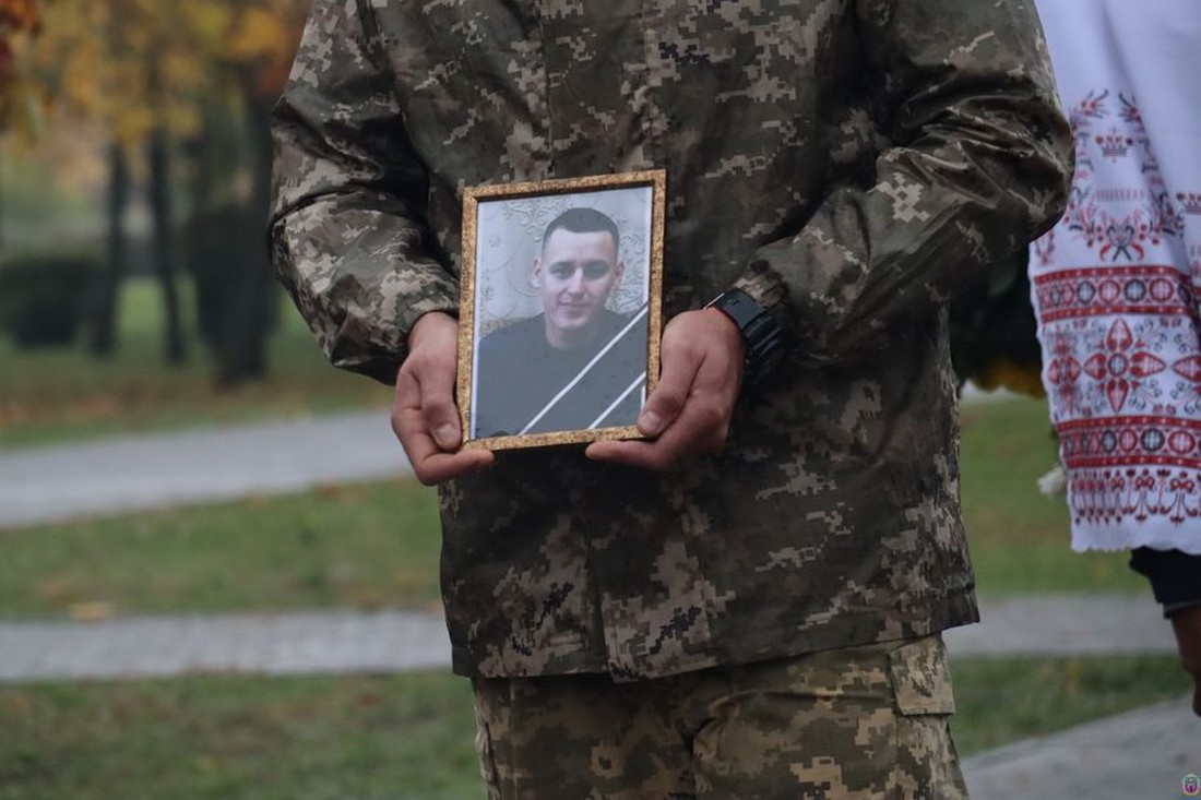 У Покрові простилися із полеглим на війні 32-річним Захисником - загинув Микола Середич