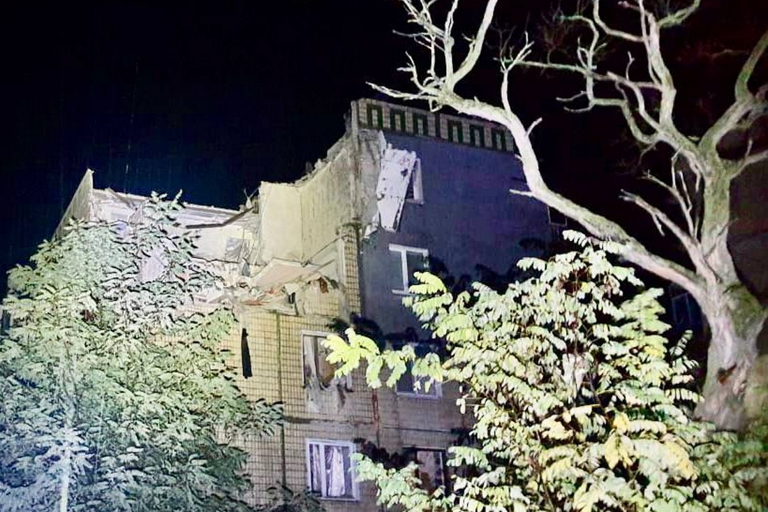 «В одному з будинків зруйновано 4 квартири» - Олександр Саюк про обстріли Нікополя 4 жовтня