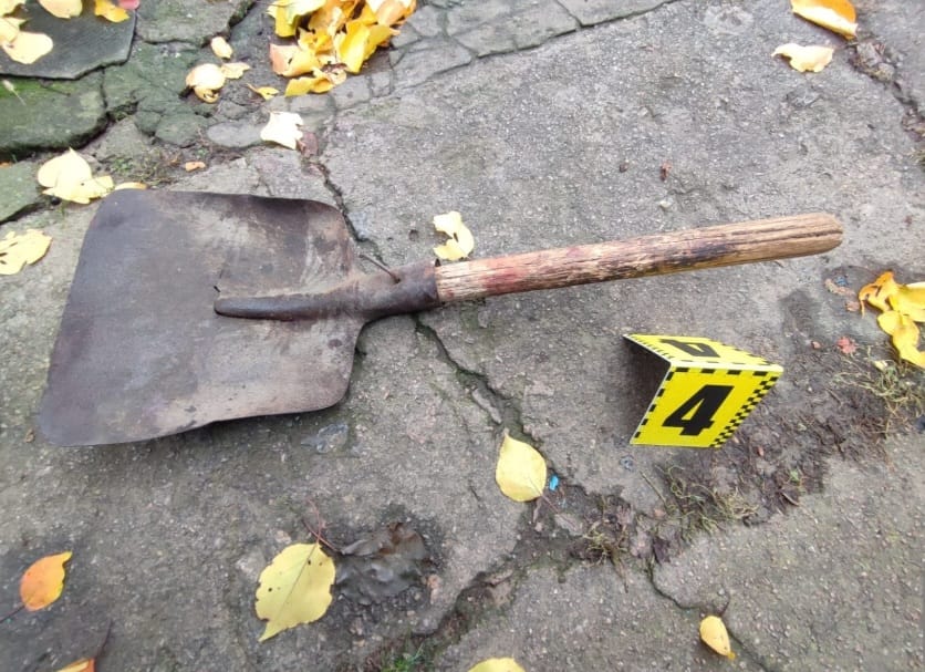 На Нікопольщині чоловік жорстоко побив знайомого лопатою