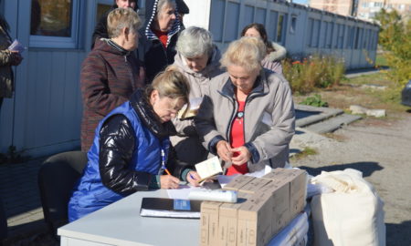 У Нікополі мешканці модульного містечка отримали гуманітарну допомогу