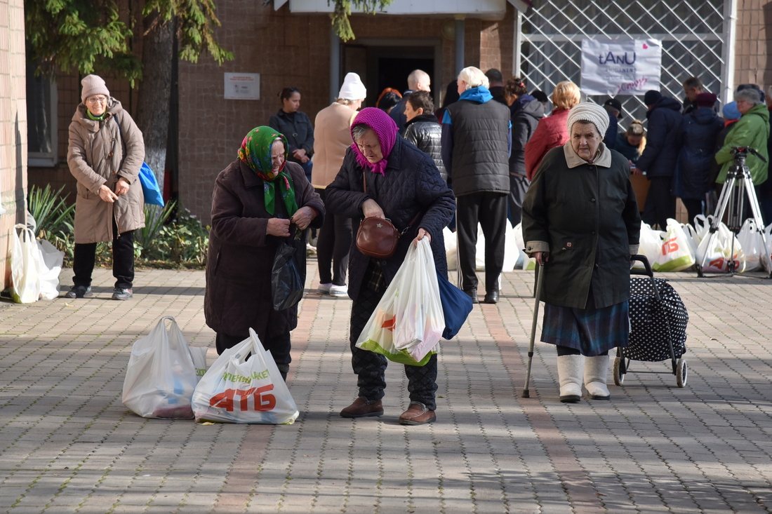 Гуманітарна допомога у Нікополі: 7 листопада мешканцям роздали чергову партію