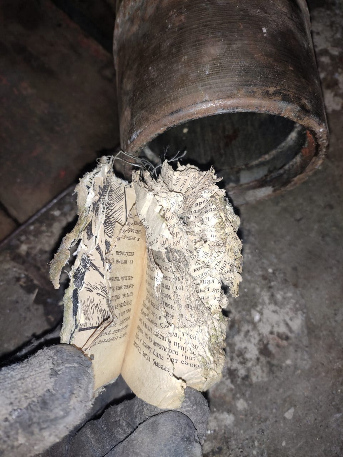 У Нікополь прилетів снаряд з книжкою всередині (фото)