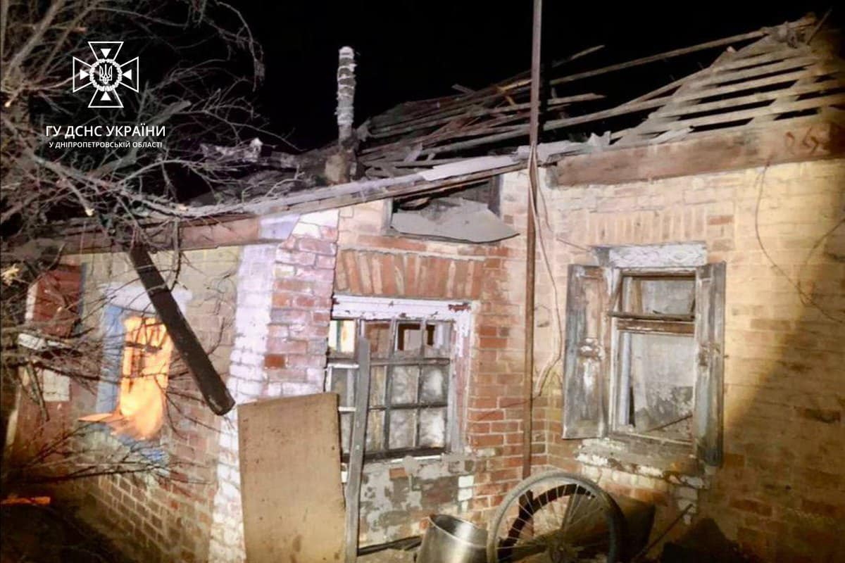 28 рятувальників гасили у Нікополі пожежі після обстрілів цієї ночі