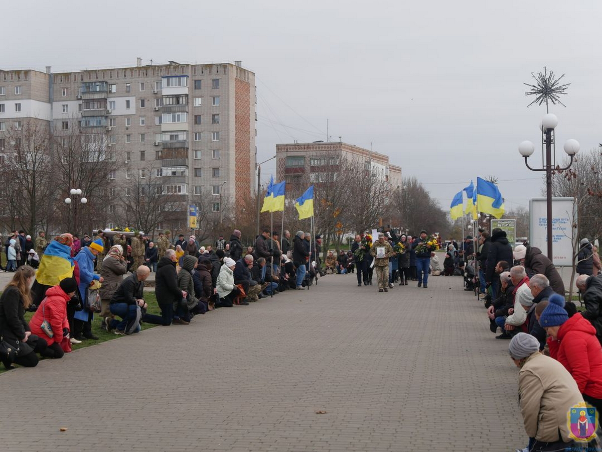 У Покрові 24 листопада провели в останню путь загиблого Героя (фото)