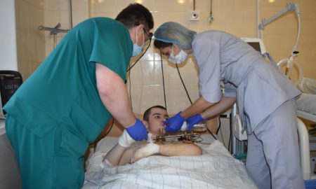 «Він ще не помер» - сказав друг і 7 кілометрів ніс Богдана на руках: хлопця рятують у Дніпрі