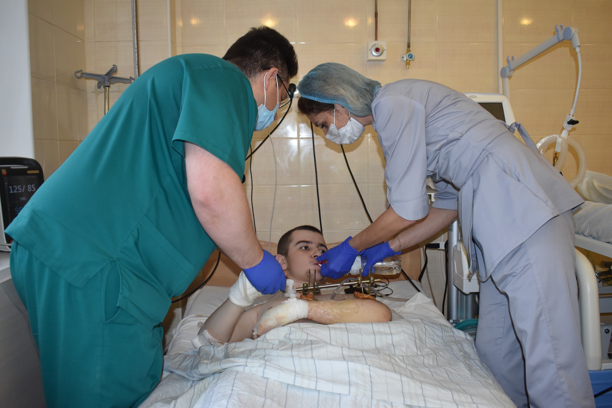 «Він ще не помер» - сказав друг і 7 кілометрів ніс Богдана на руках: хлопця рятують у Дніпрі