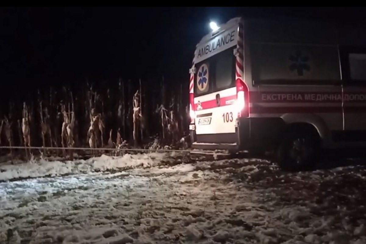 На Дніпропетровщині «швидка» застрягла в багні – на допомогу прийшли рятувальники