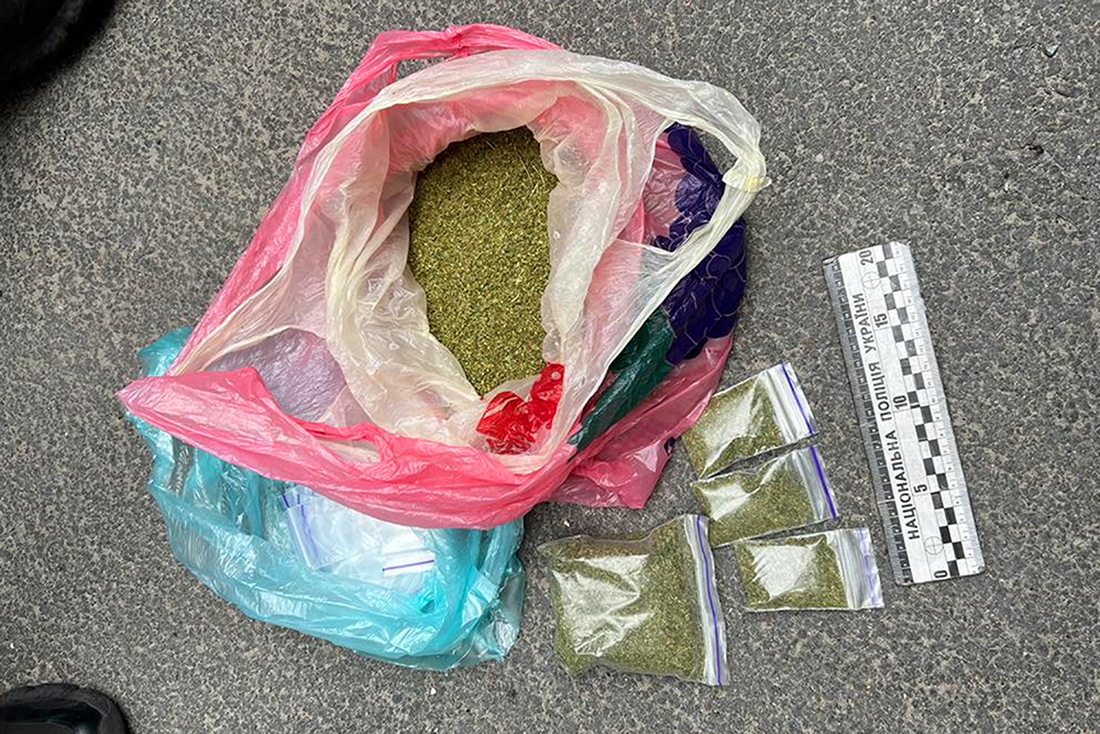 37-річна мешканка Покрова організувала наркоугрупування, яке «заробляло» по 300 тисяч гривень щомісяця