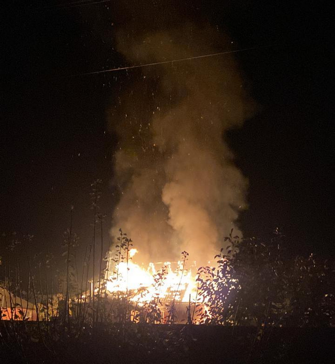 Пожежі і руйнування: поліція показала наслідки обстрілів Нікополя 5 листопада вночі (фото)