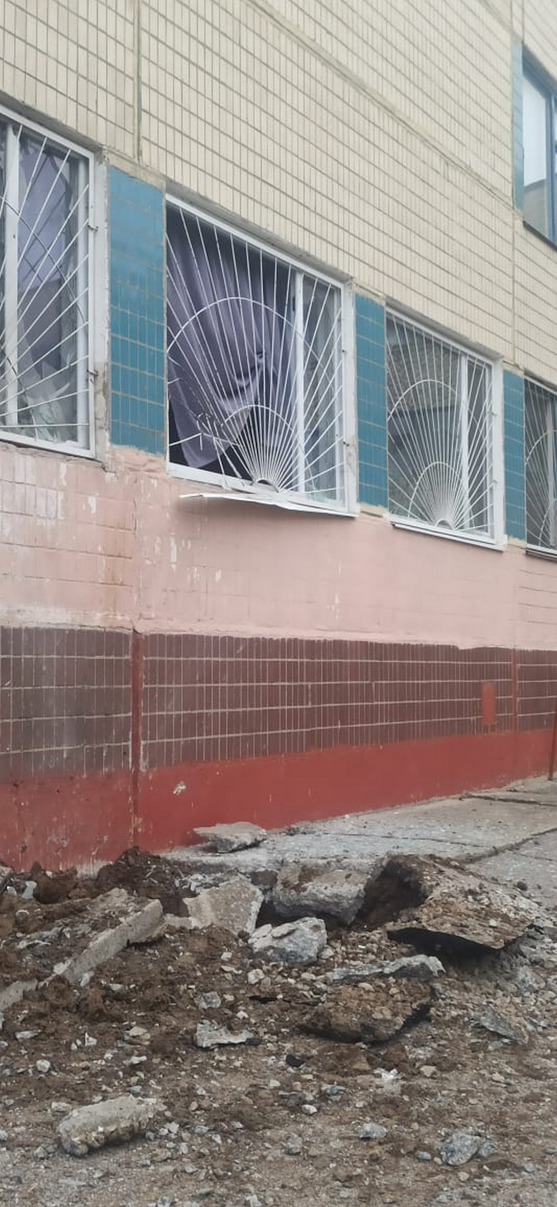 Окупанти обстріляли житлові квартали Нікополя: поліція оприлюднила фото руйнувань