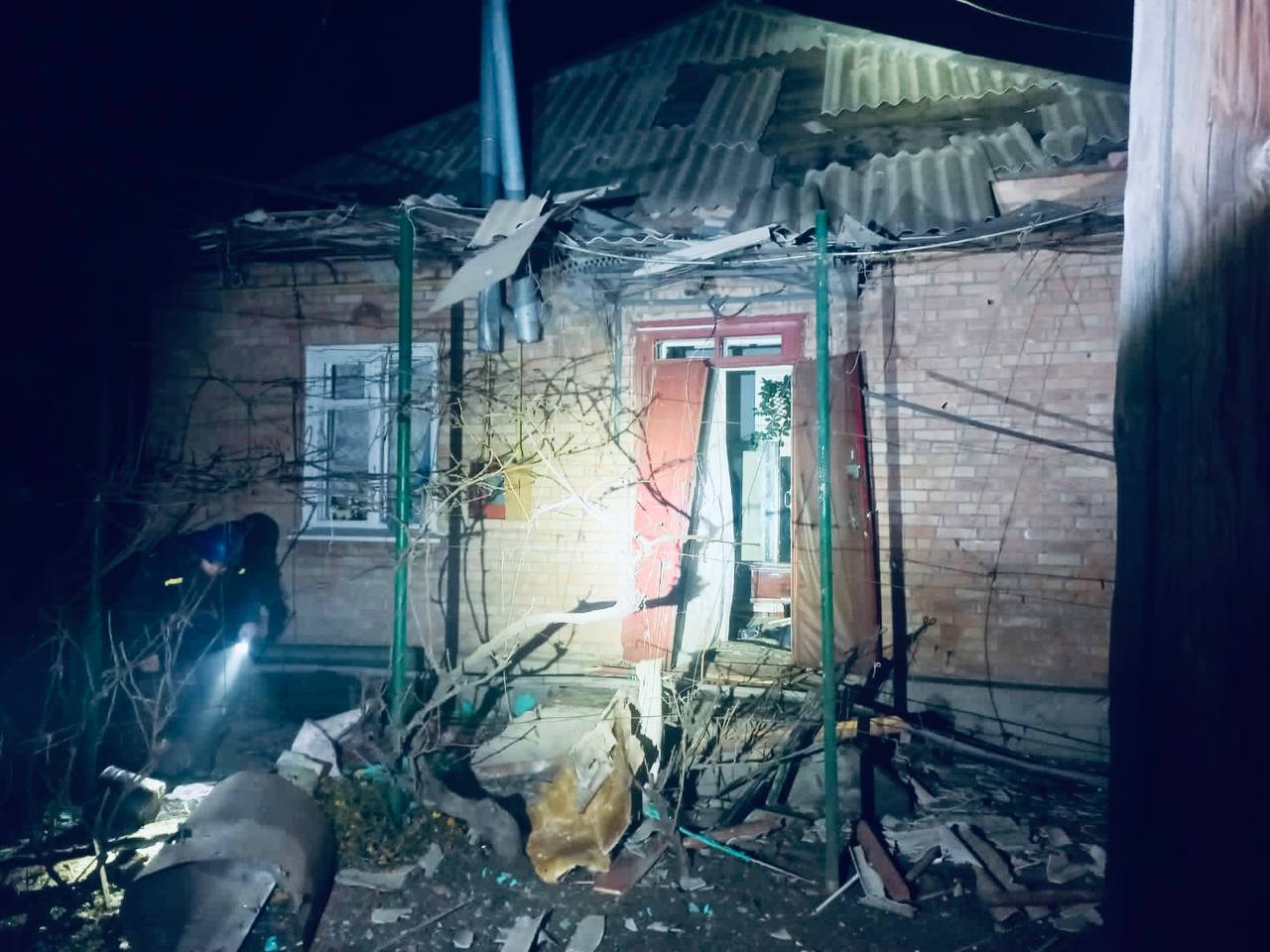 Важка ніч на Нікопольщині: у Нікополі постраждала 80-річна жінка, є руйнування