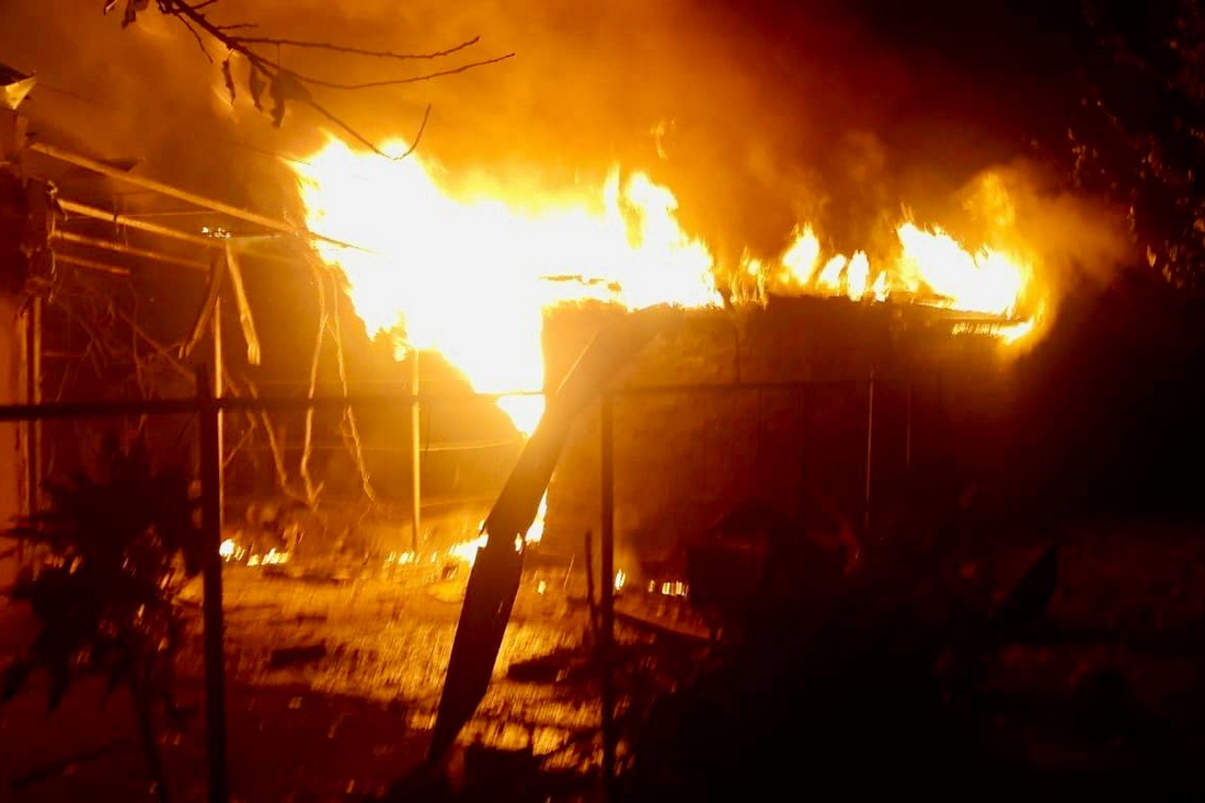 Страшна ніч у Нікополі: внаслідок обстрілів постраждали десятки будинків, є поранені
