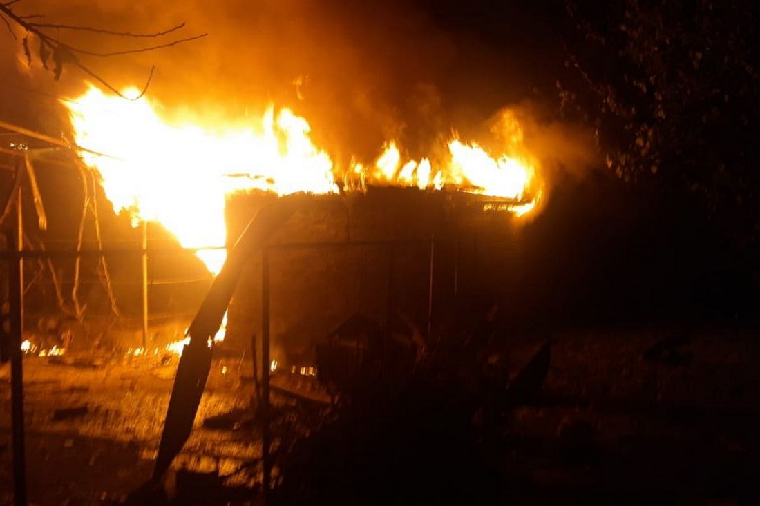 22 рятувальники гасили нічні пожежі у Нікополі, які виникли через ворожі обстріли
