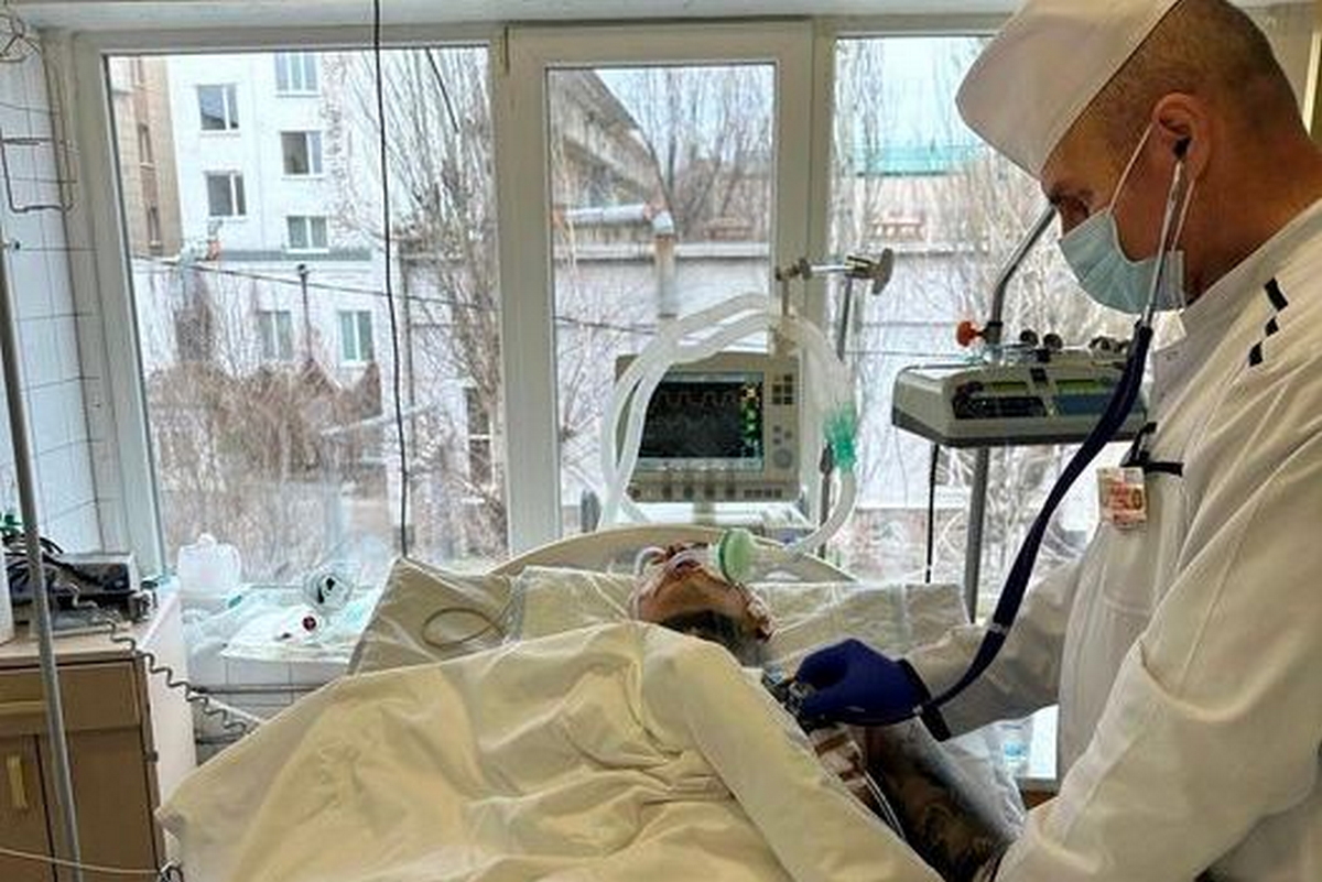 Хірург пішов на операцію відчаю: у Дніпрі рятують 22-річного бійця з пораненням серця, голови і живота