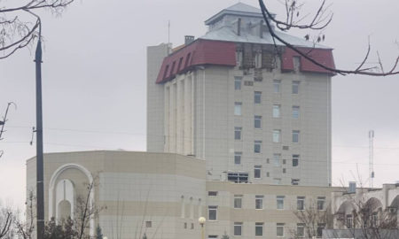 В Енергодарі з будівлі міськради зник російський триколор (фото)