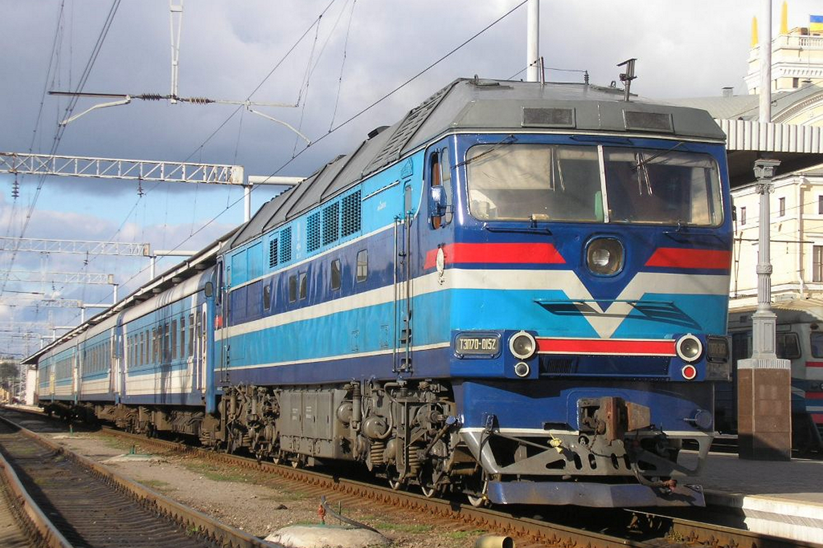 Через ворожий обстріл Нікопольщини затримується низка поїздів – Укрзалізниця