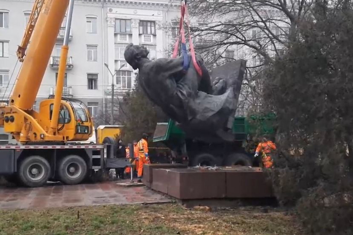 ВІДЕО: У Дніпрі сьогодні демонтували пам’ятник Горькому
