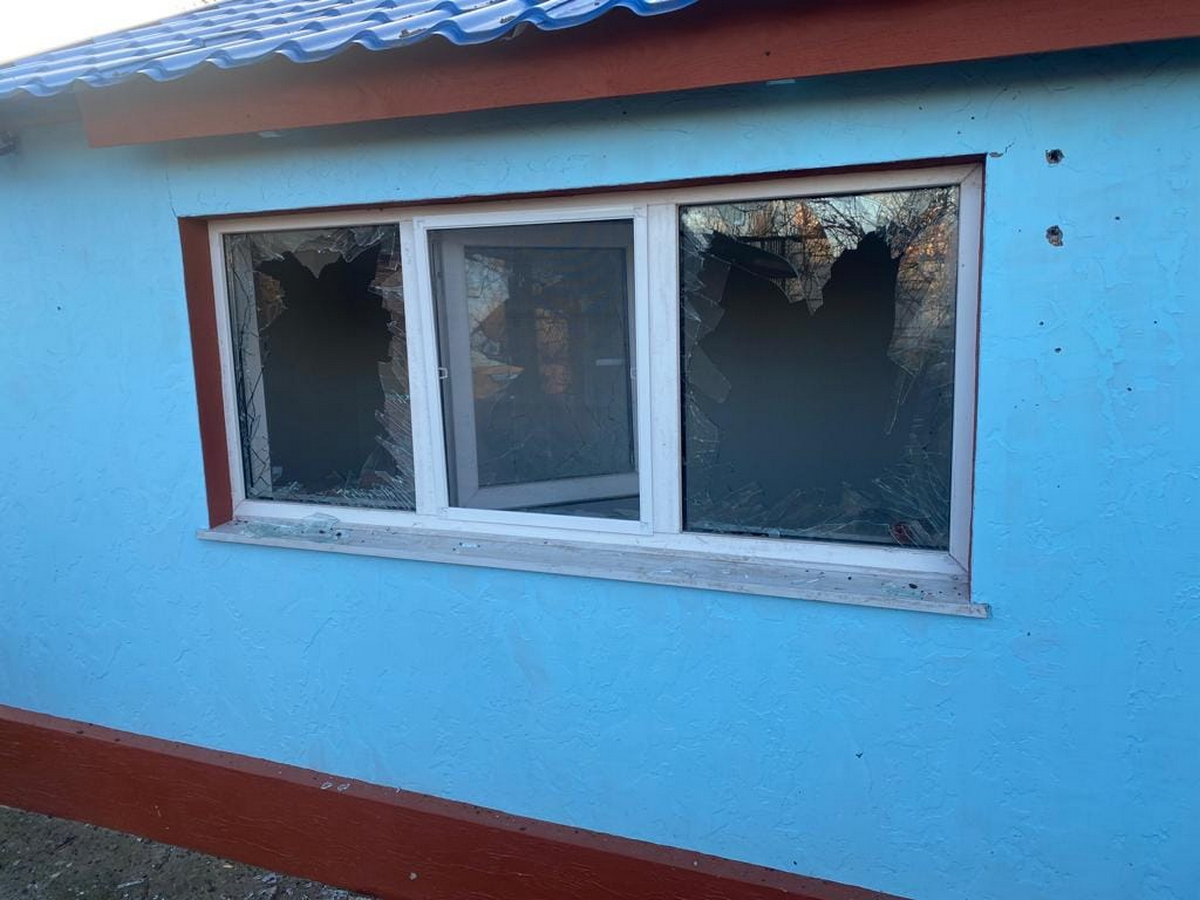 Багатоповерхівки, приватні будинки, заклад освіти: фото наслідків обстрілів Марганця 6 грудня