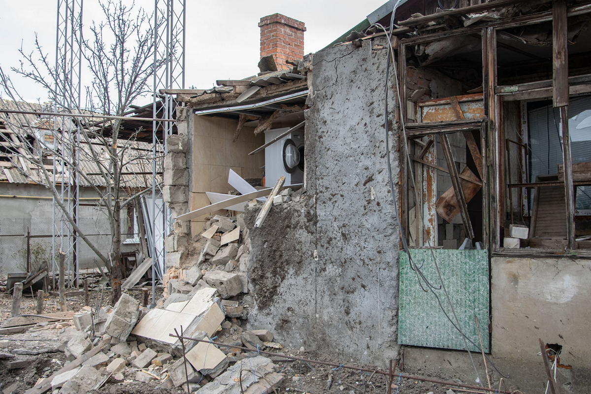 Міськрада показала фото наслідків нічних обстрілів Нікополя 3 грудня