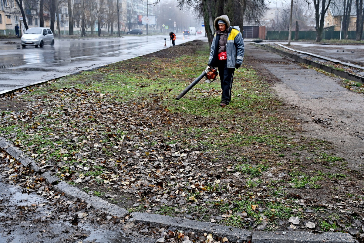 У Нікополі комунальники усувають наслідки обстрілів і збирають опале листя – працюють навіть під дощем