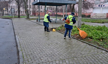 У Нікополі комунальники усувають наслідки обстрілів і збирають опале листя – працюють навіть під дощем