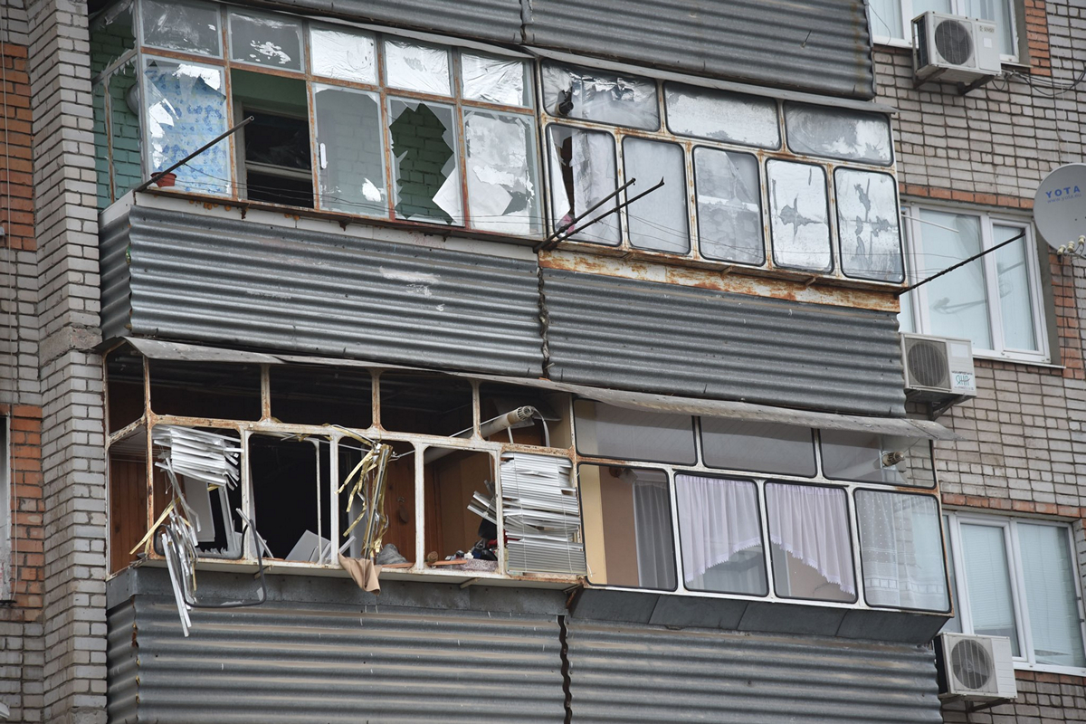 Міськрада показала фото наслідків обстрілів Нікополя 10 грудня – працюють комунальники