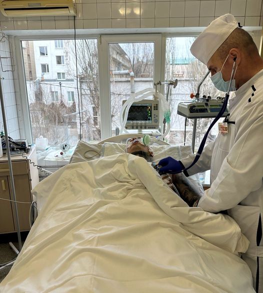 Хірург пішов на операцію відчаю: у Дніпрі рятують 22-річного бійця з пораненням серця, голови і живота