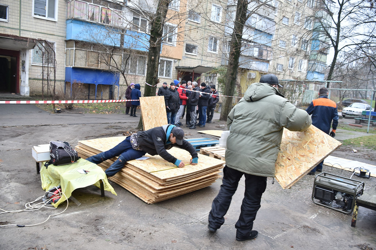 Міськрада показала фото наслідків обстрілів Нікополя 10 грудня – працюють комунальники