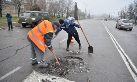 Міськрада показала фото наслідків обстрілів Нікополя 10 грудня – працюють комунальники