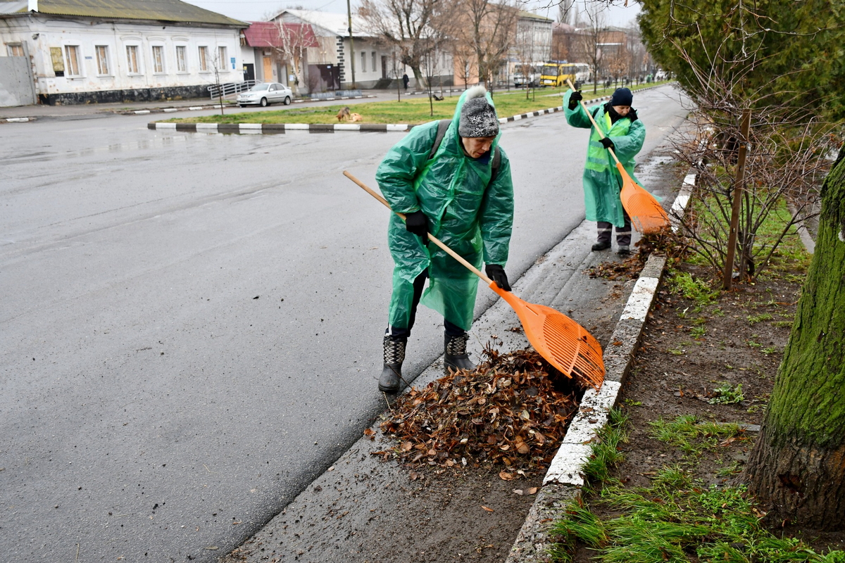 У Нікополі сьогодні комунальники прибирають опале листя