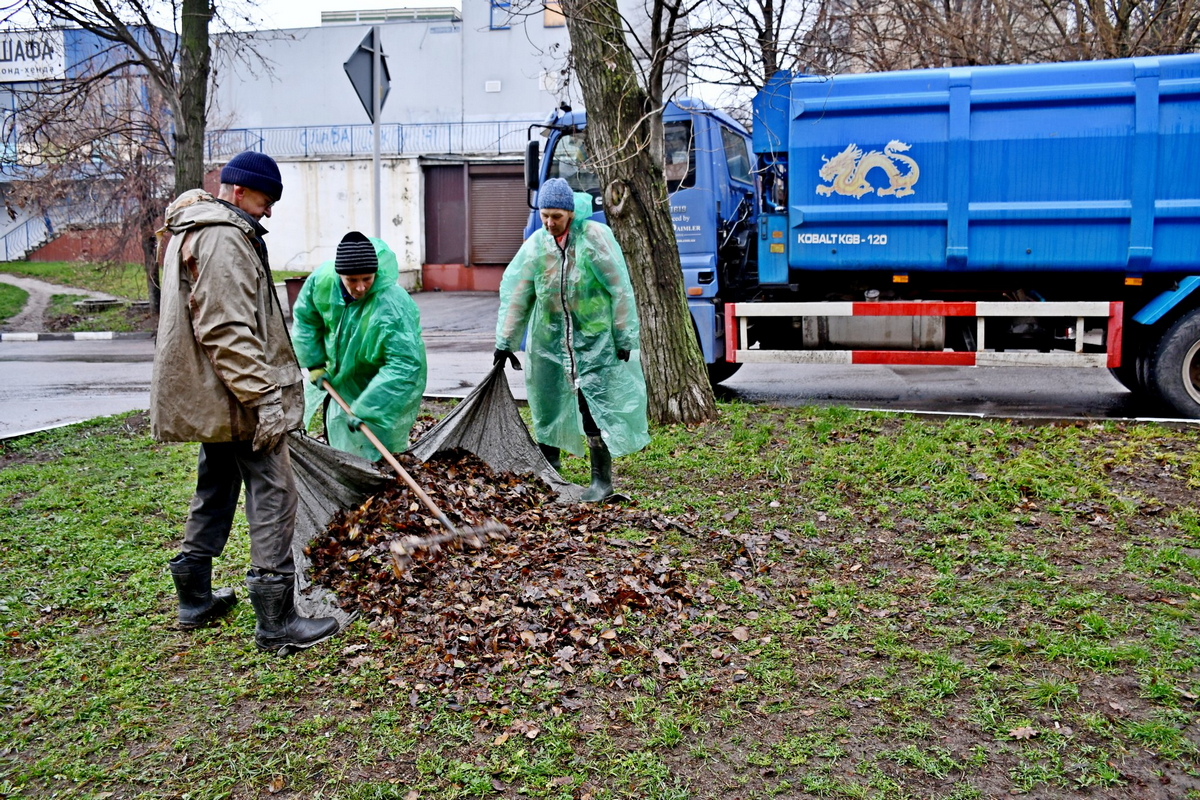У Нікополі сьогодні комунальники прибирають опале листя