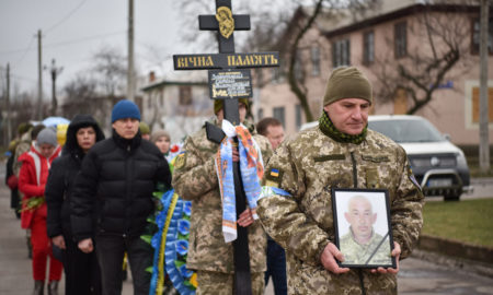 У Нікополі сьогодні провели в останню путь Захисника (фото)