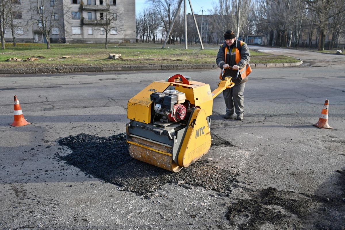 У Нікополі асфальтують вибоїни на дорогах після обстрілів: чим ще зайняти комунальники (фото)