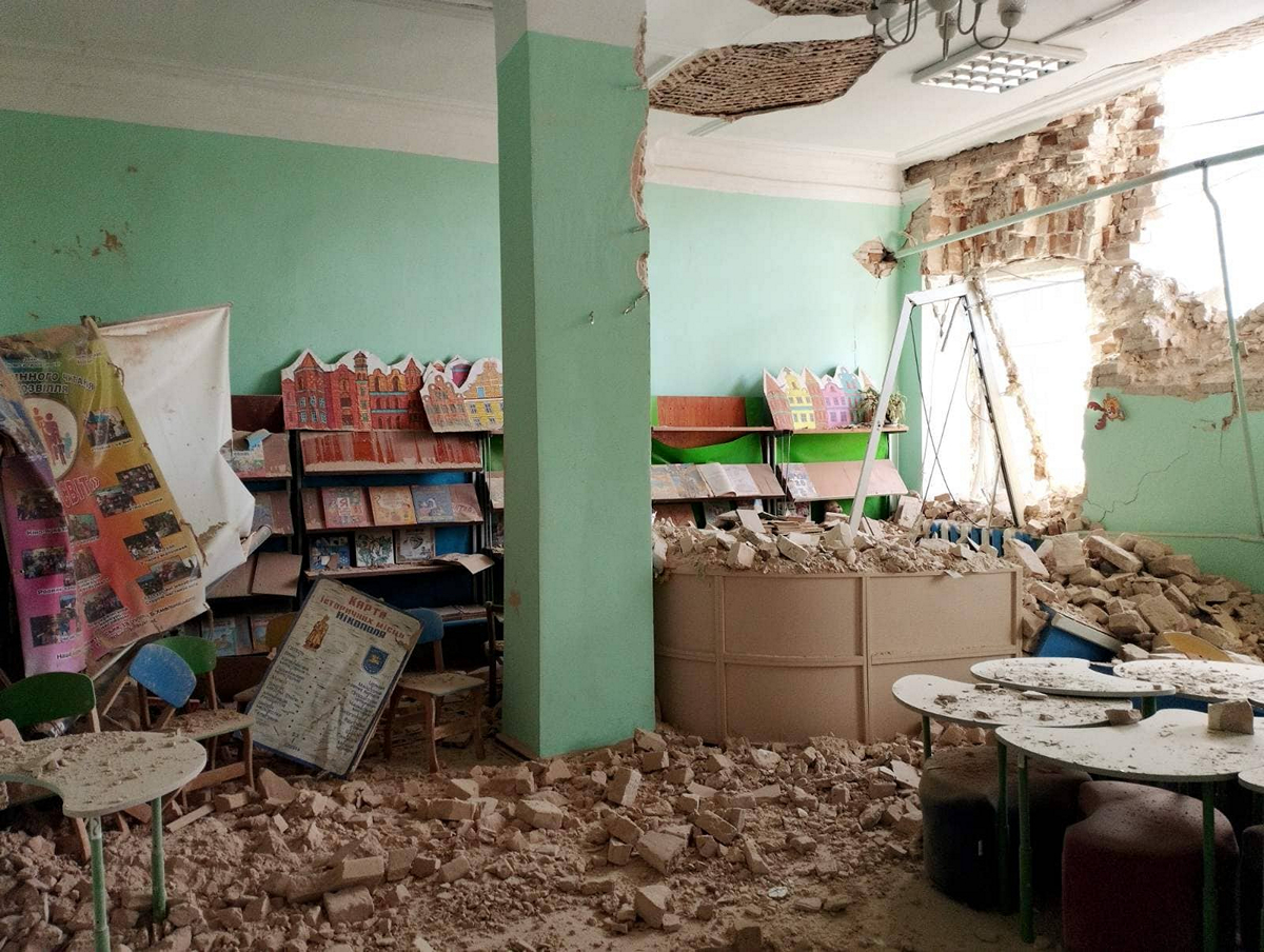 У Нікополі підлатали дитячу бібліотеку, яка постраждала внаслідок обстрілів