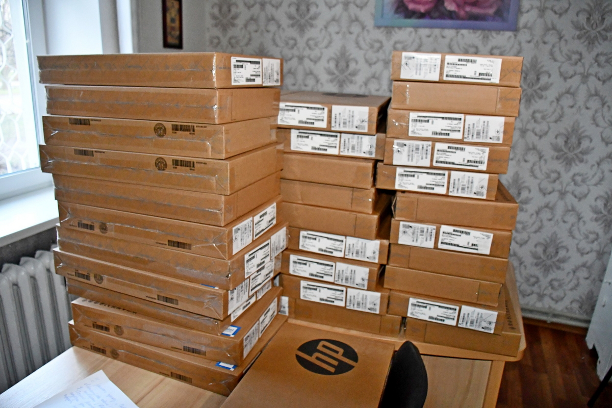 У Нікополі вчителі отримали 96 ноутбуків (фото)