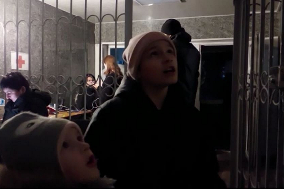 У Кам’янському діти заспівали Гімн України в пункті обігріву – зворушливе відео