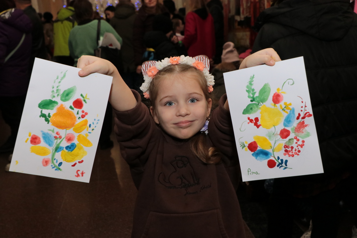 Для дітей з Нікополя і Покрова влаштували різдвяну виставу у Дніпрі