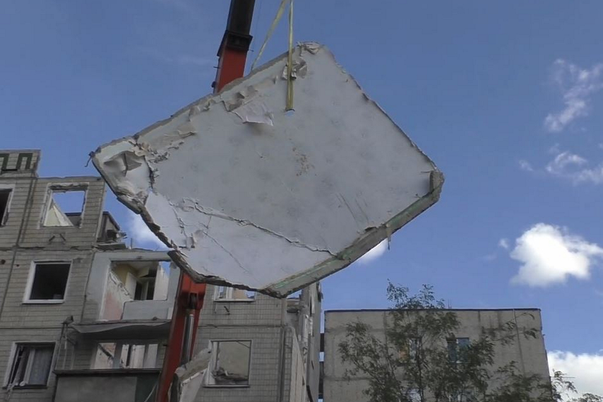 У Нікополі проводять роботи з «консервації» пошкодженого обстрілами будинку