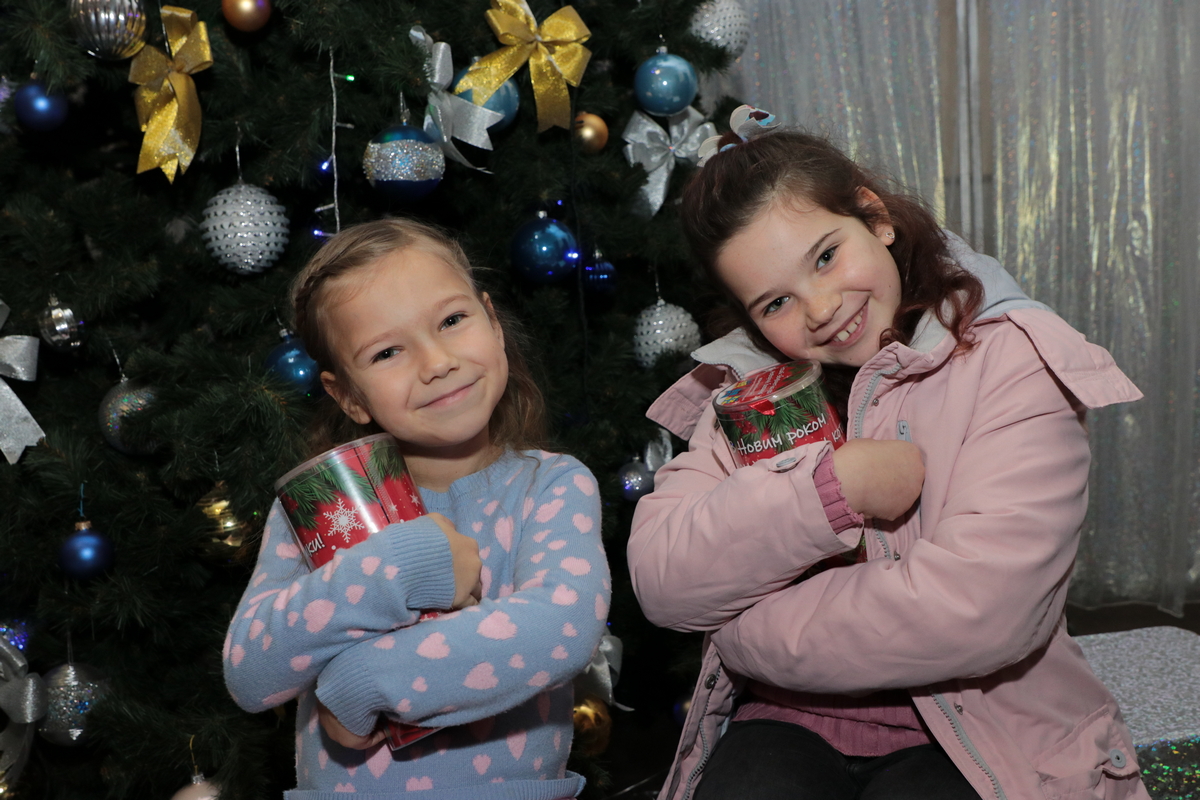 Для дітей з Нікополя і Покрова влаштували різдвяну виставу у Дніпрі