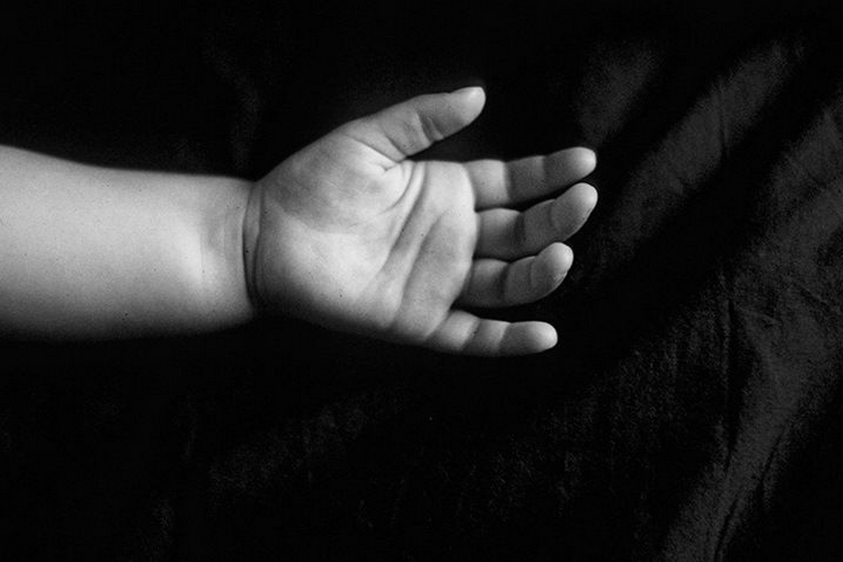 Виснажене, голодне і з алкоголем в крові – однорічне немовля померло на Дніпропетровщині, матір судитимуть
