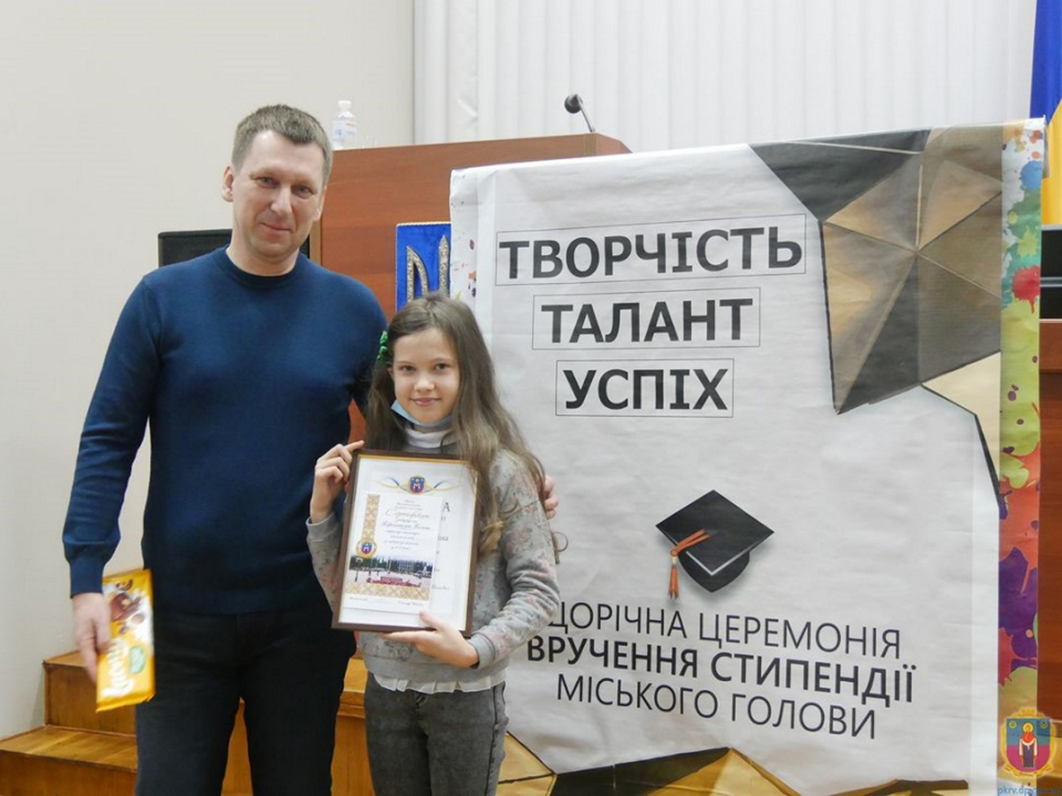 У Покрові 8 талановитих учнів отримали стипендії міського голови (фото)