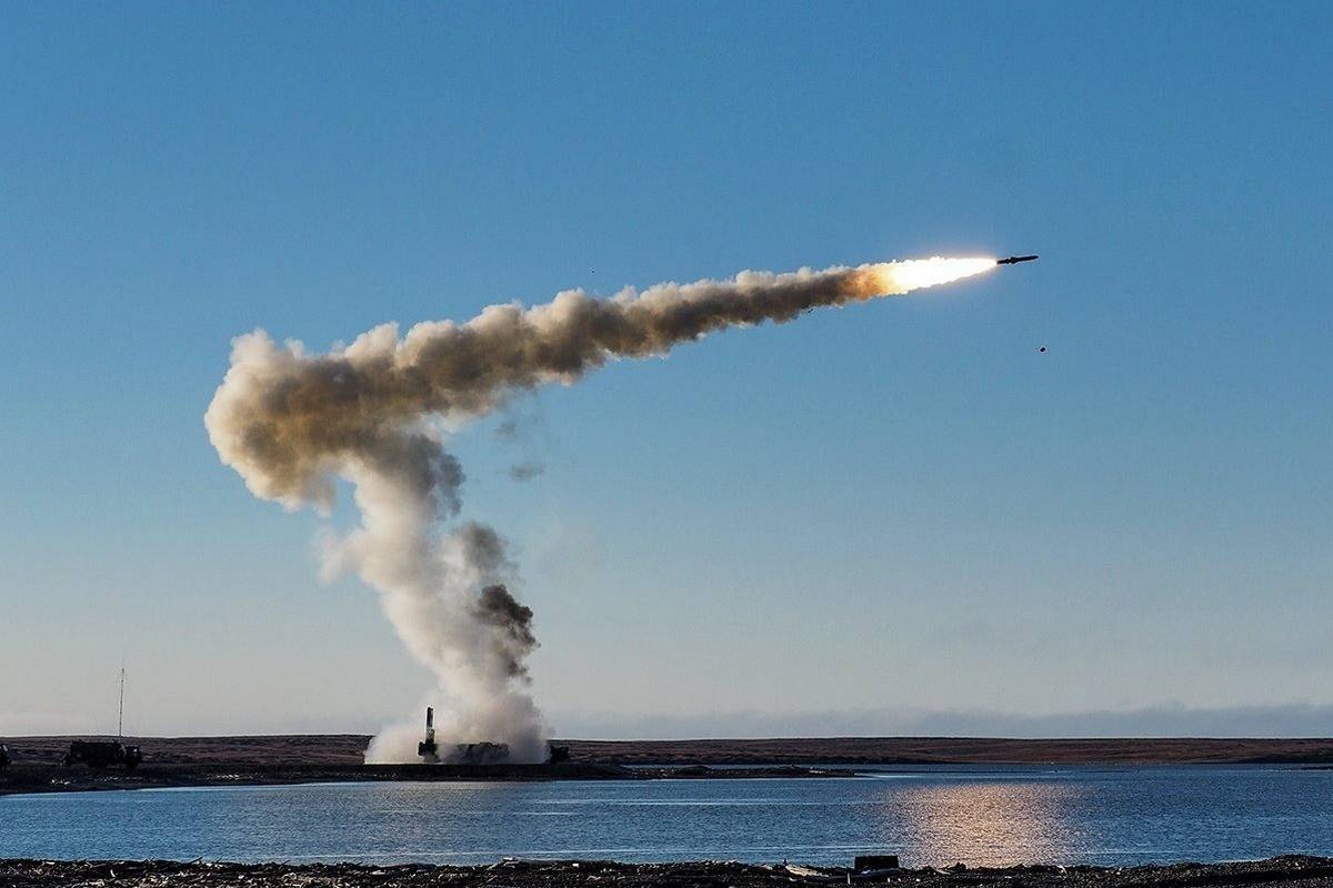 Над Дніпропетровщиною збили 10 ракет, у Кривому Розі влучання в об’єкт енергоструктури