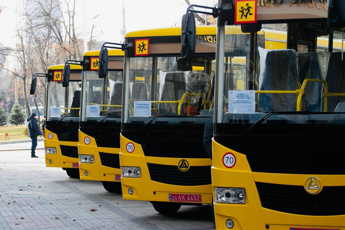 Ще 10 нових шкільних автобусів вирушили до громад області – у тому числі і на Нікопольщину