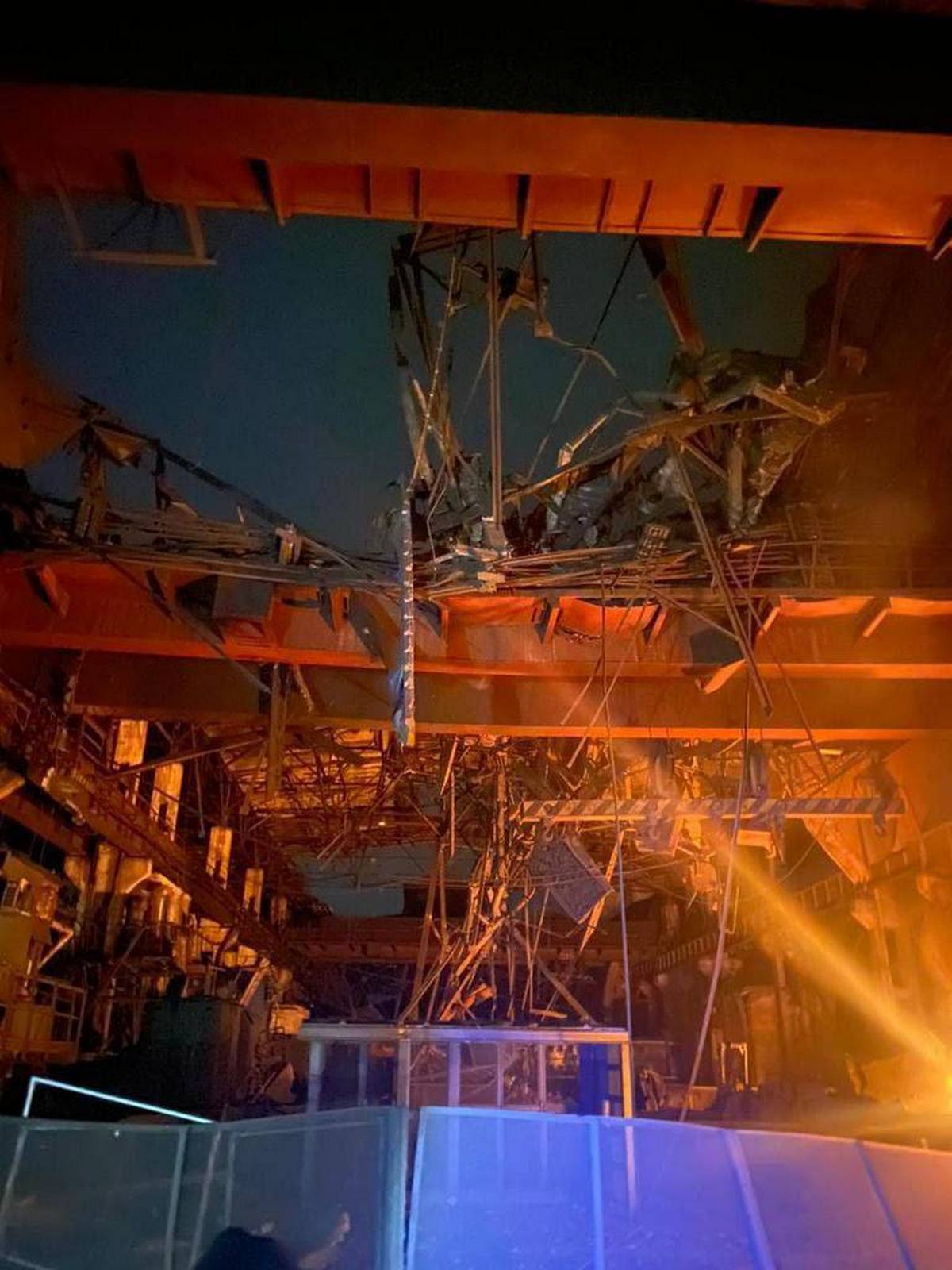 Ракетний удар по Кривому Рогу: 47 рятувальників і 8 одиниць техніки боролися з пожежею
