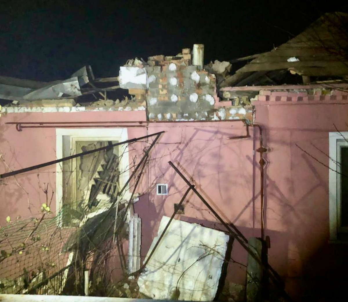 У Нікополі поранені четверо людей, понівечено 11 будинків внаслідок обстрілів 10 грудня