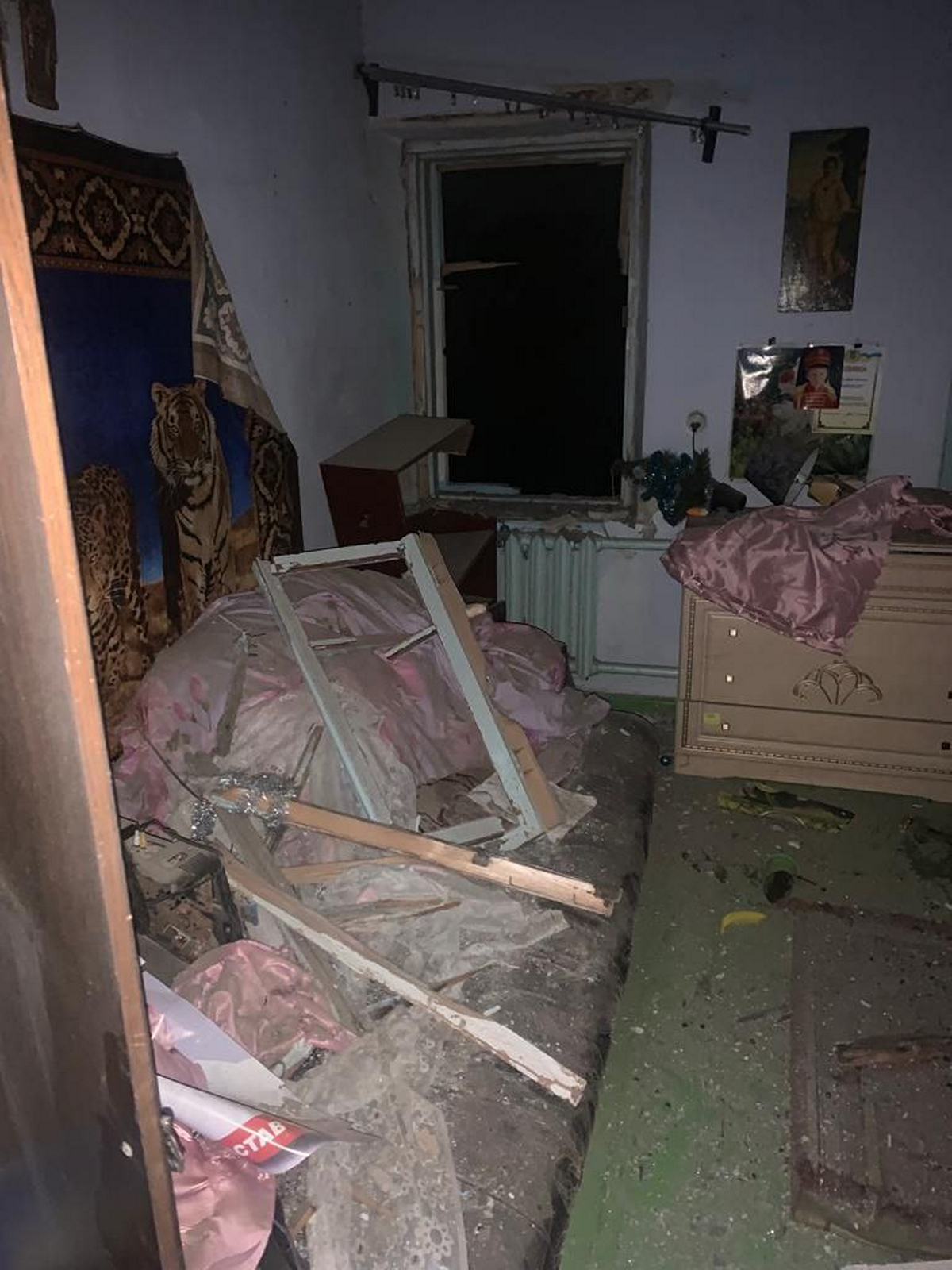Значні руйнування: поліція показала фото наслідків обстрілів Нікополя в ніч на 10 грудня