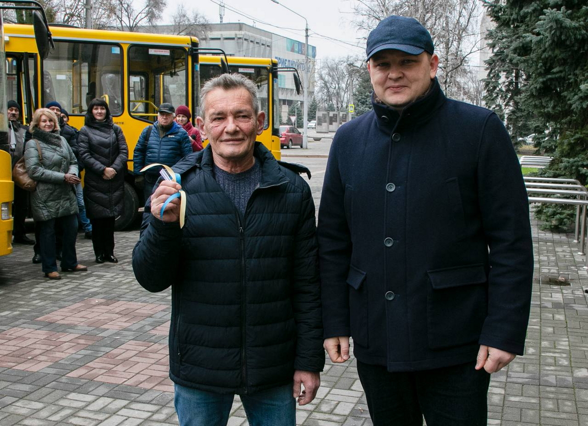 Ще 10 шкільних автобусів відправлено громадам Дніпропетровщини